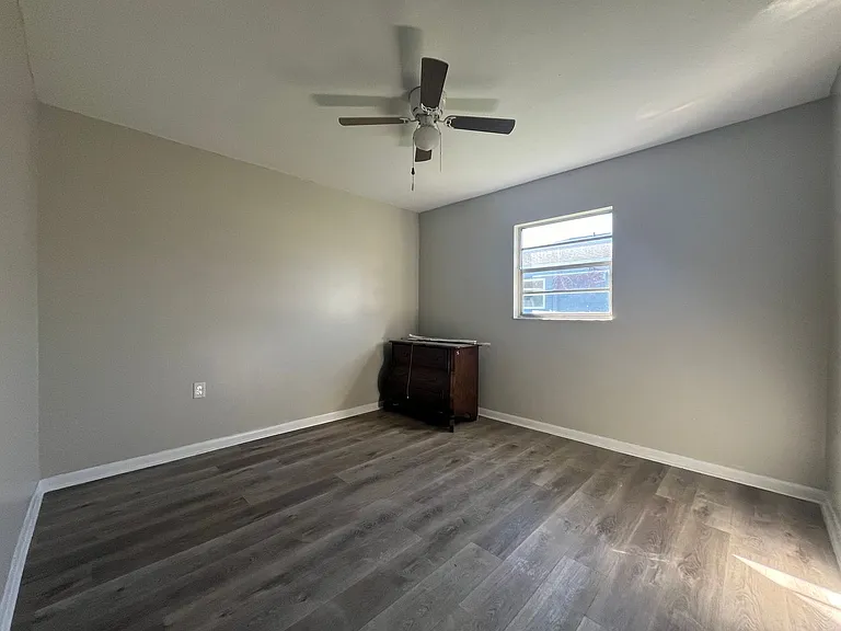 1712 W House St #B — Photo 6