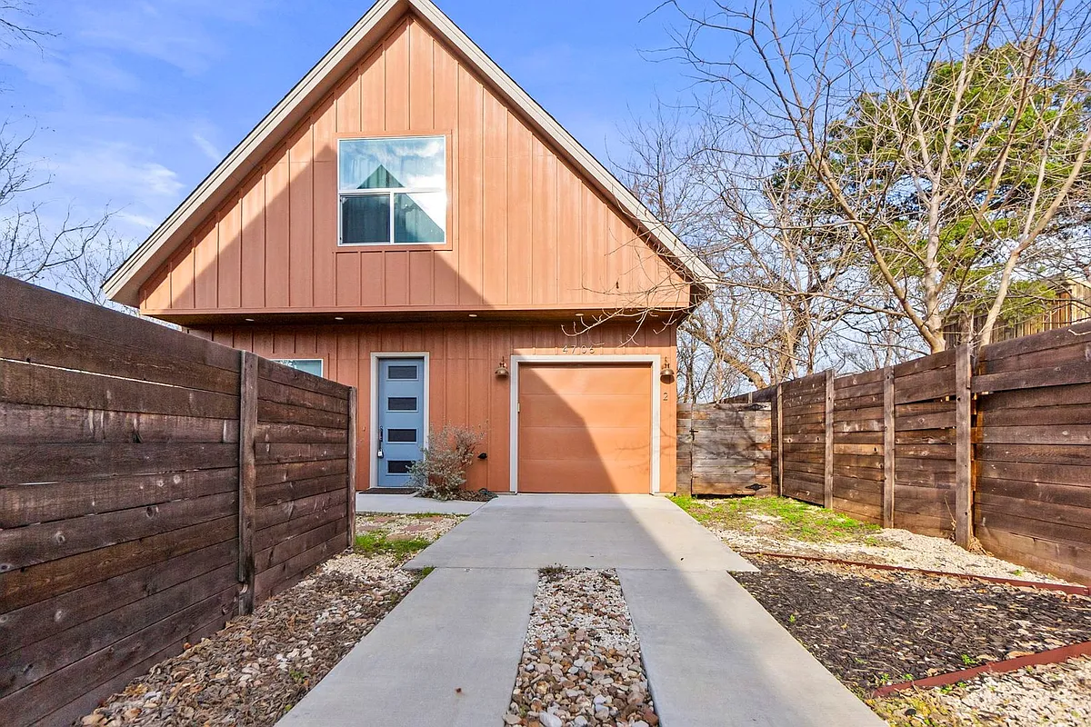 Building Photo - 4706 Santa Anna St #2