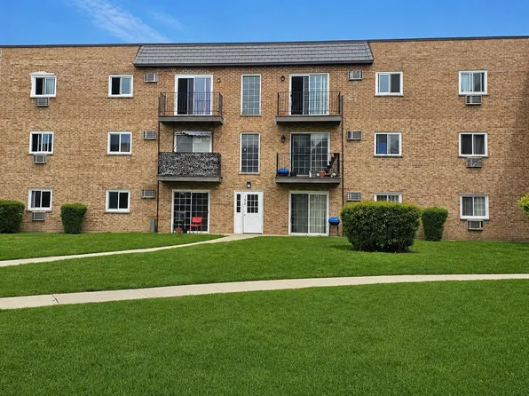 155 W Elk Trl APT 354, Carol Stream, IL 60188