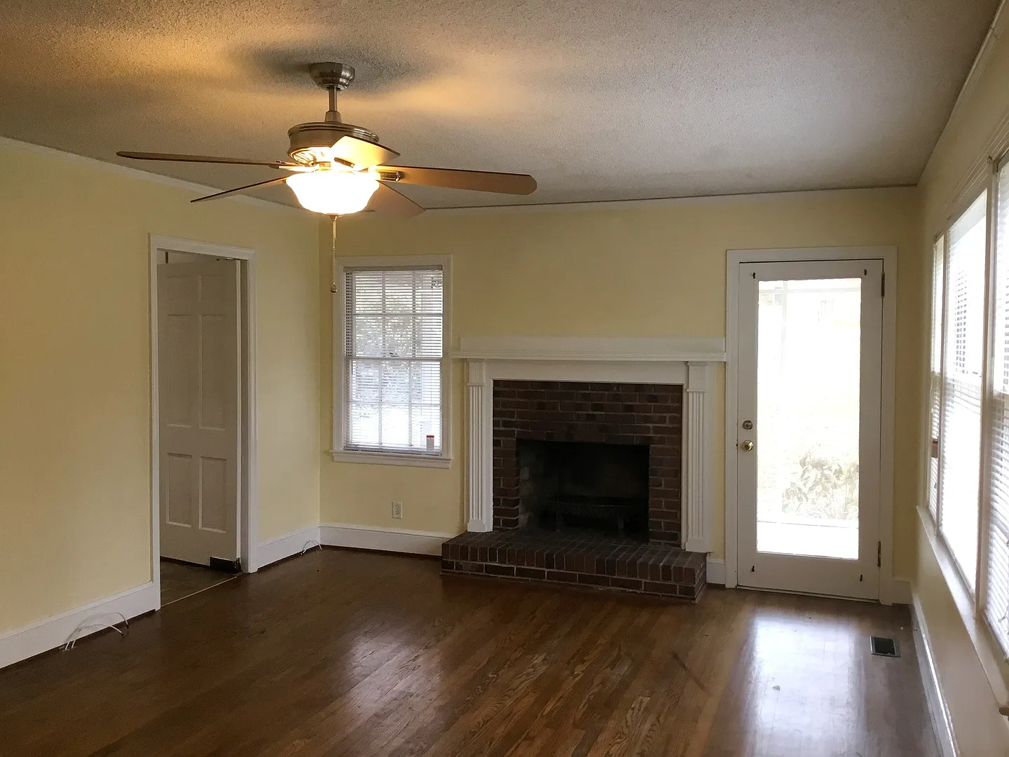 Two bedroom house with large yard in Bel Air Acres!! — Photo 4
