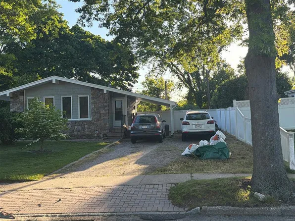 47 Hayrick Ln, Commack, NY 11725
