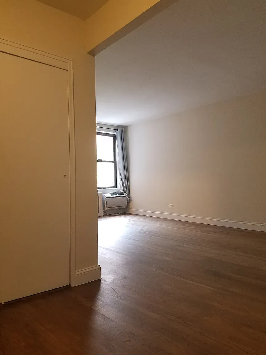 445 East 77th Street — Photo 2