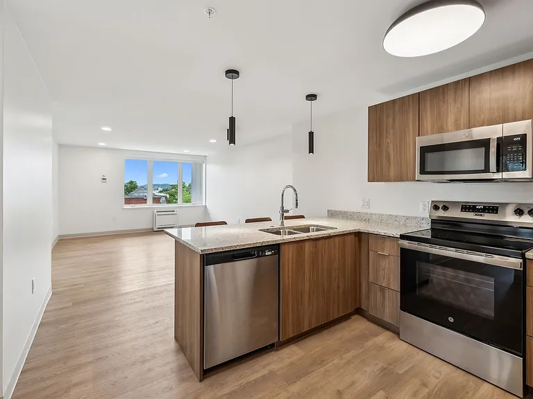 West 6th Apartments — Photo 41