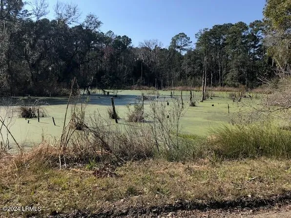 53 Honeysuckle Ln, Beaufort, SC 29907