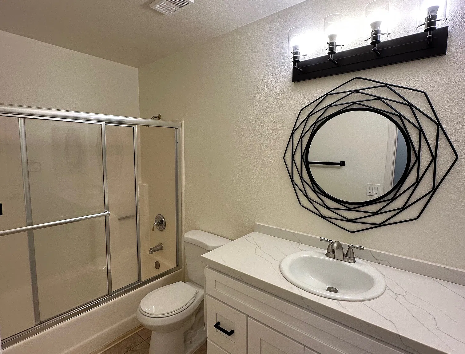 3 bed, 2.5 bath, 1056 sqft, $2,990 — Photo 4