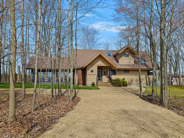 8590 Blackhawk Dr, Lakeside, MI 49116