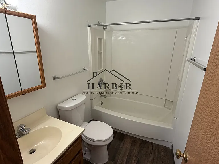 115 1st Ave NE #104 — Photo 5