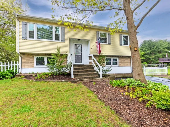 37 Vermont Drive, Montville, CT 06370