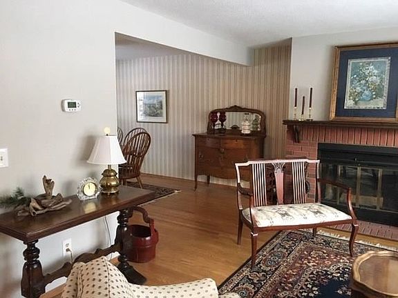 5th image of 40 Brentwood Ln