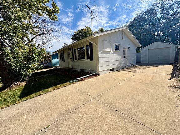 3rd image of 302 2nd St SE