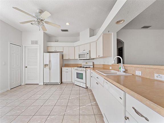 5th image of 20505 Queen Alexandra Dr