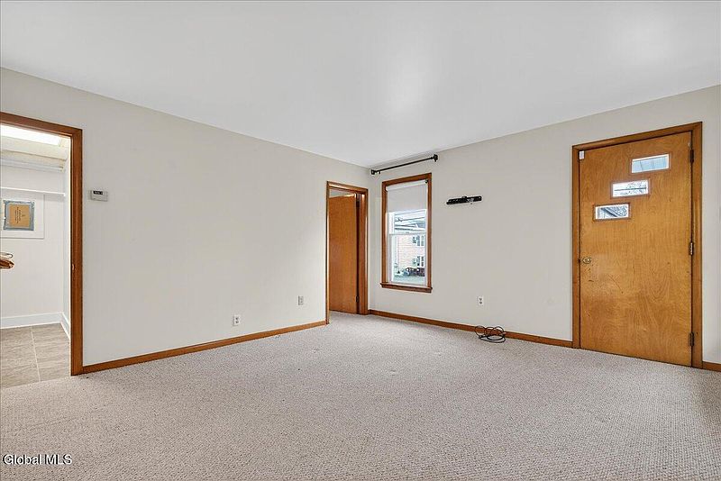 4th image of 220 Saratoga Avenue