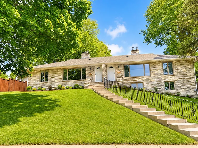 350 Diamond Lake Rd E — Photo 1