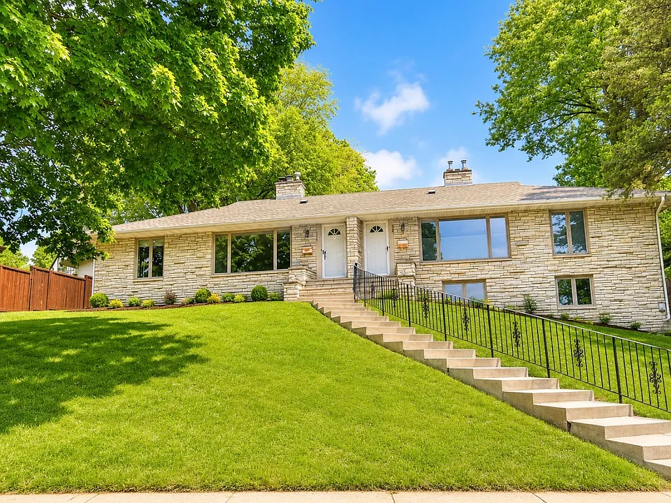 350 Diamond Lake Rd E