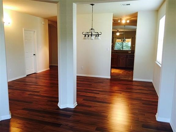 4th image of 110 Oxford Dr