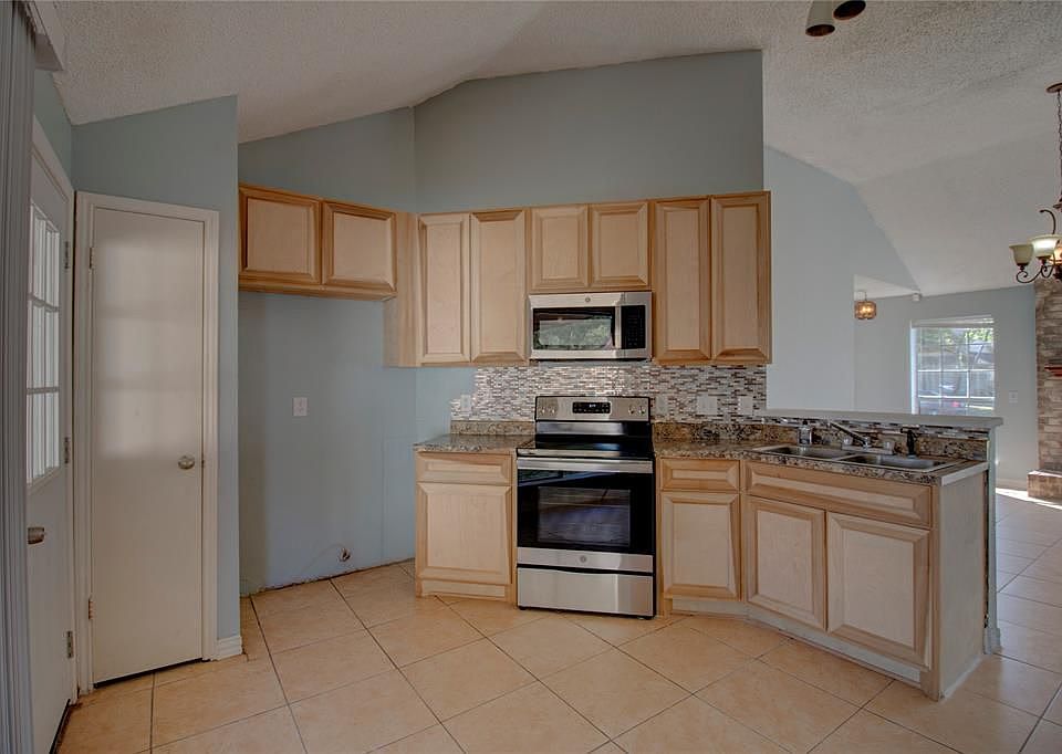 1st image of 3606 Clover Ln