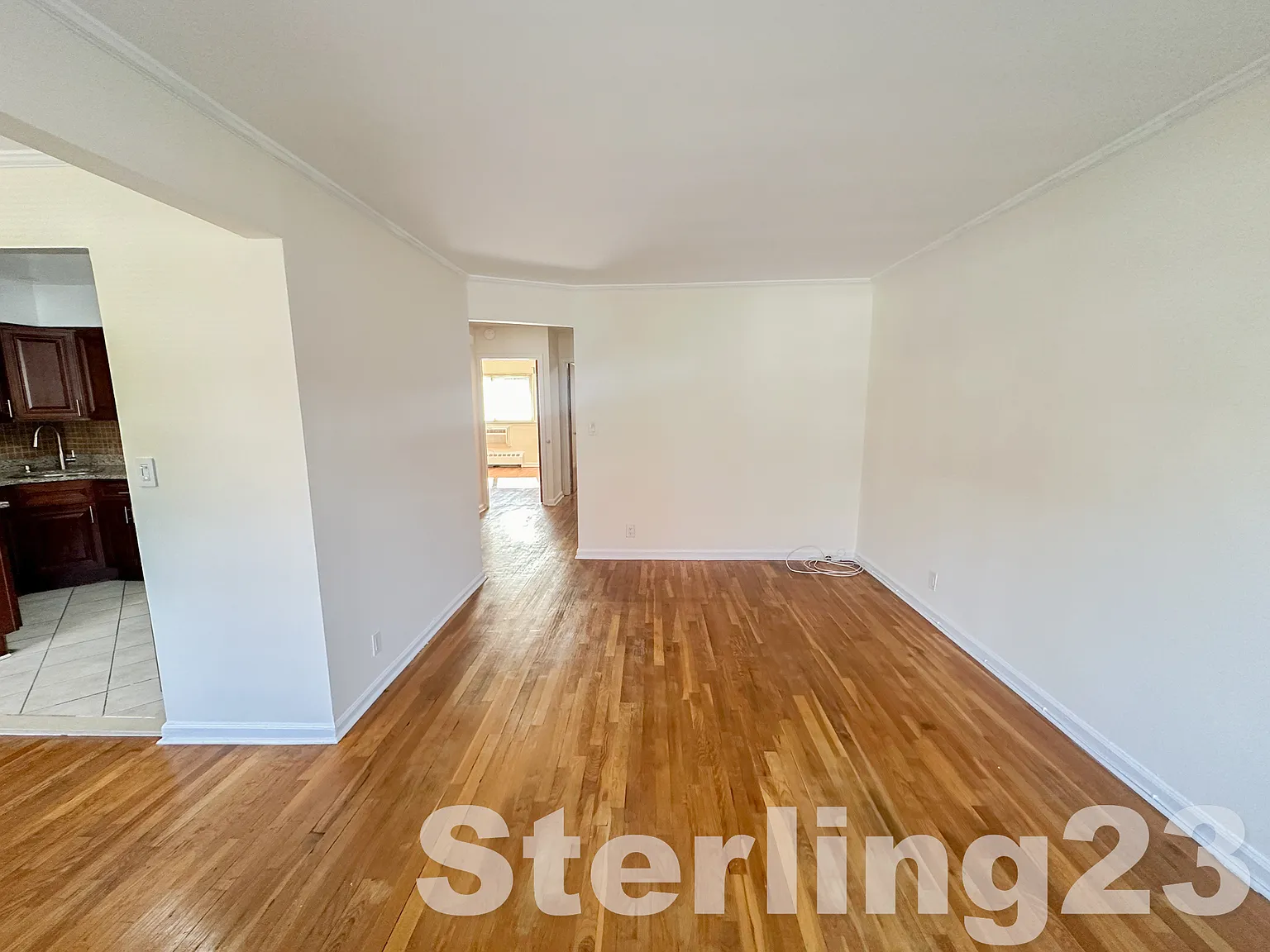 21-24 Hoyt Avenue South — Photo 3