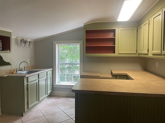 4th image of 212 E Texas Ave