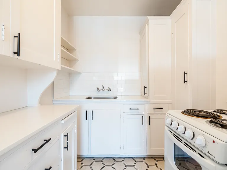 Comfortable Urban Living in a Classic Brick Building Near UW & Light Rail — Photo 33