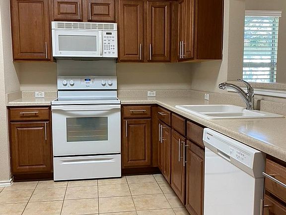 4th image of 208 Brown St