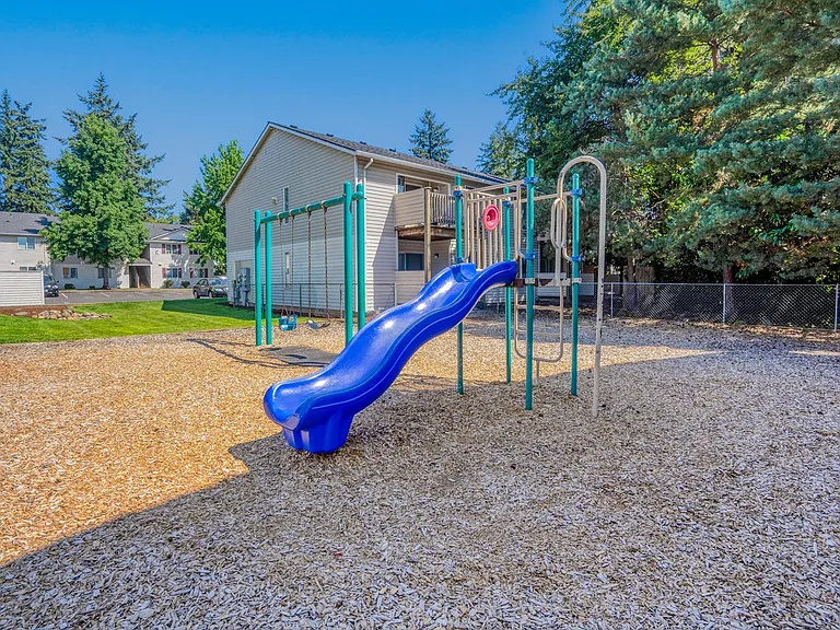 Windsor Manor Apartments — Photo 14
