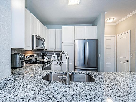 5th image of 4221 W Spruce St APT 2318