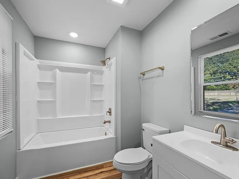 218 W King St — Photo 11