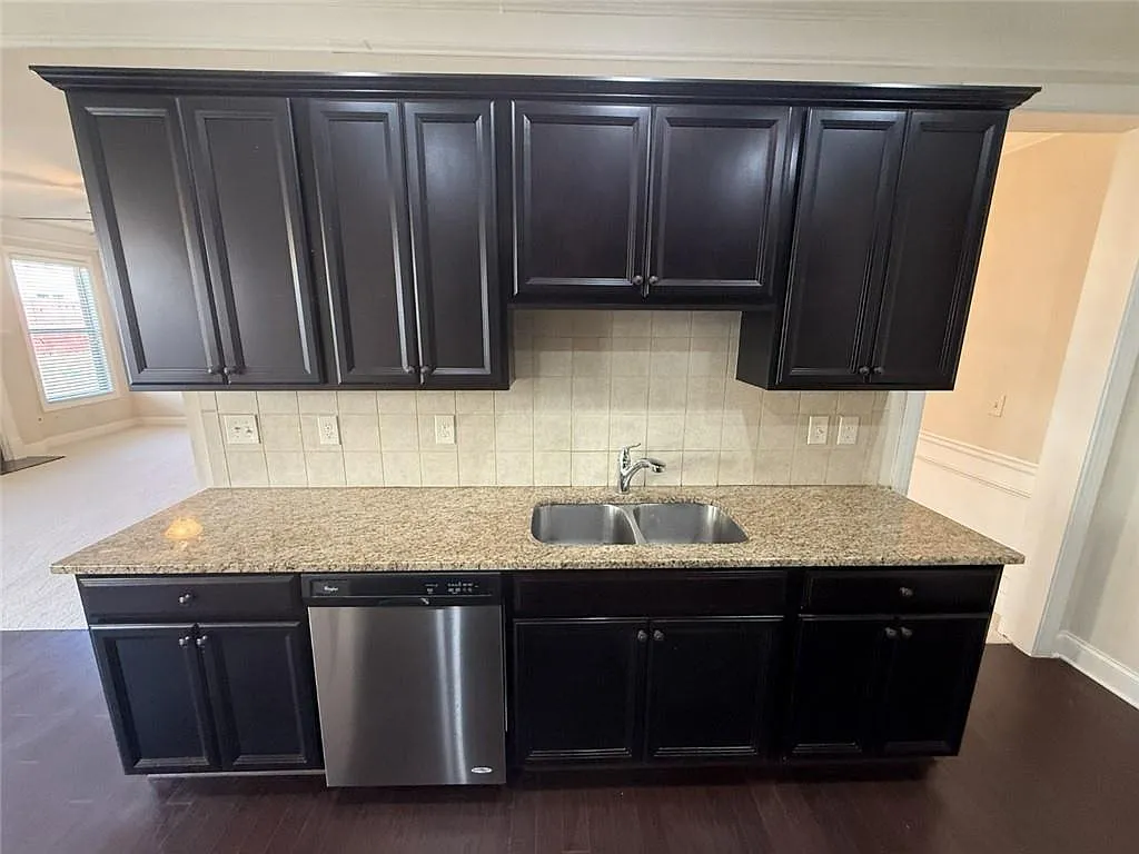 4 bed, 2.5 bath, 2483 sqft, $2,600 — Photo 4