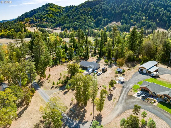 188 Trillium Ln, Tenmile, OR 97481