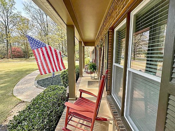 3rd image of 201 Willowcrest Way