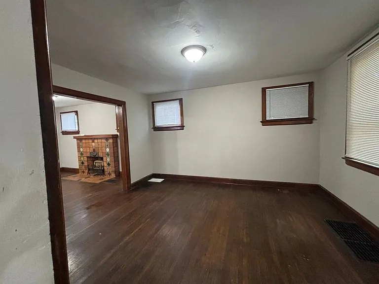 516 Wrexham Ave — Photo 6
