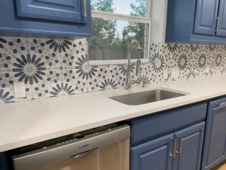 Kitchen sink with large countertop
