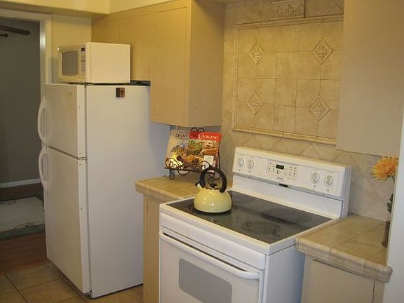 2nd image of 1218 E Thackery Ave