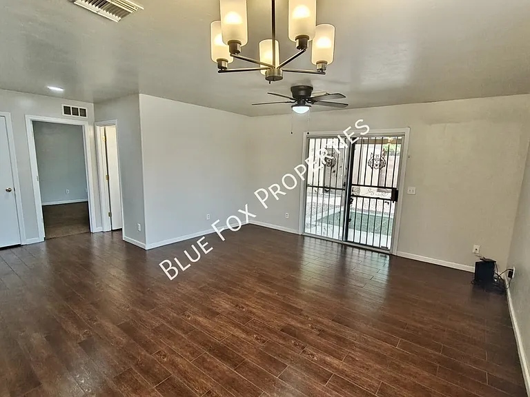 100 E Medina Rd — Photo 8