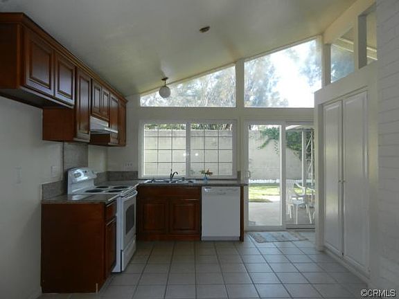 4th image of 2404 E Clifpark Way