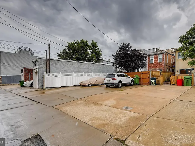 130 W Ostend St — Photo 28