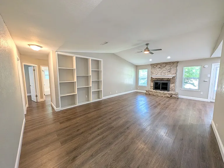 1604 S Redbud Pl — Photo 2