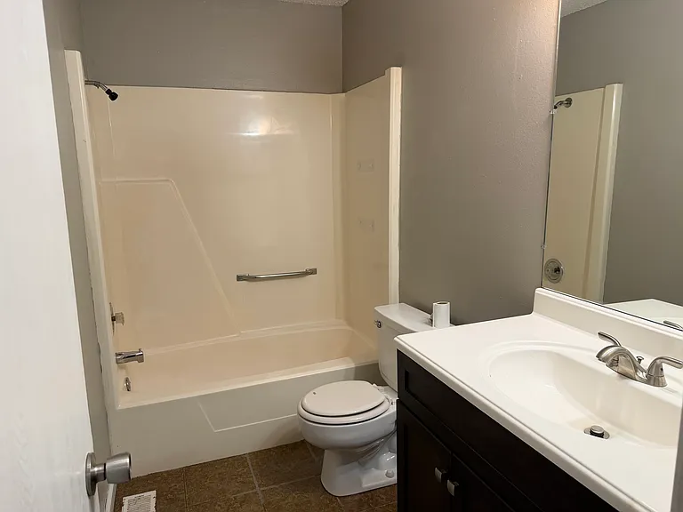 207 White Oak Dr NE #B — Photo 9