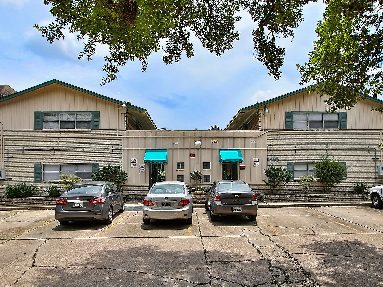 1419 Hyde Park — Photo 4