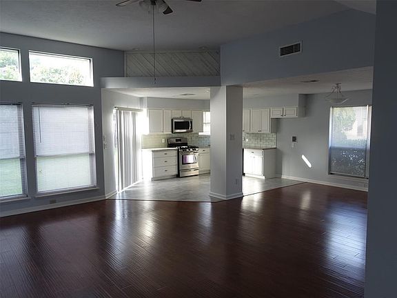 3rd image of 6523 Fairbourne Dr
