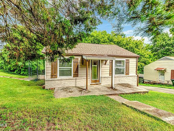 3rd image of 723 W Inskip Dr
