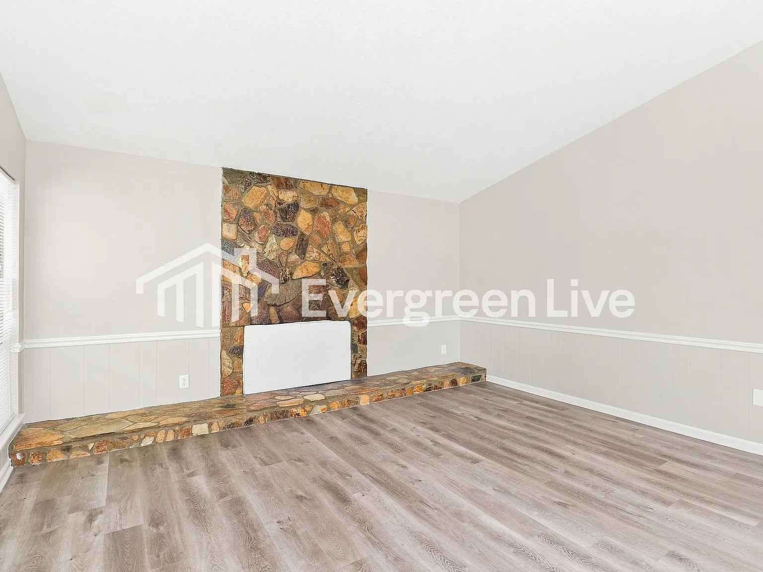 3 bed, 2.0 bath, 1467 sqft, $2,195 — Photo 3