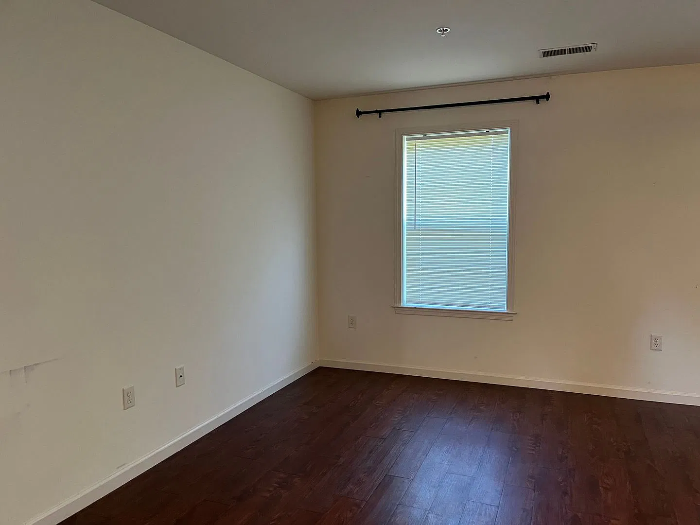 2/BR luxury townhouse with garage — Photo 2