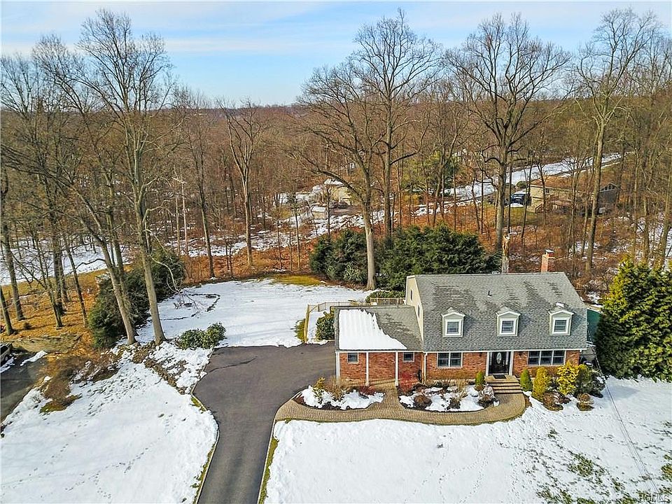 2nd image of 7 Stonehedge Dr