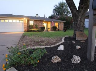 1009 Ivanhoe St, Cleburne, TX 76033