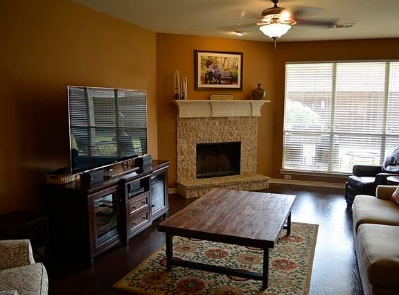 3rd image of 902 Brittany Dr