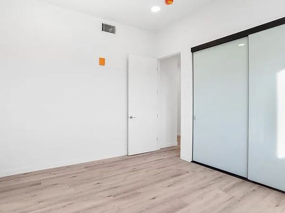 4th image of 4707 Fulton Ave #405