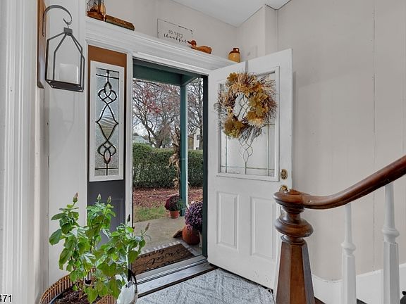 4th image of 102 Maple Ave