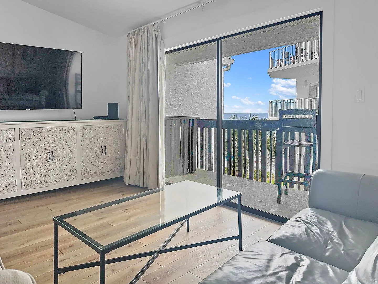 50% off first months rent. Gulf front community, Gulf views from balcony, community pool, walking... — Photo 4