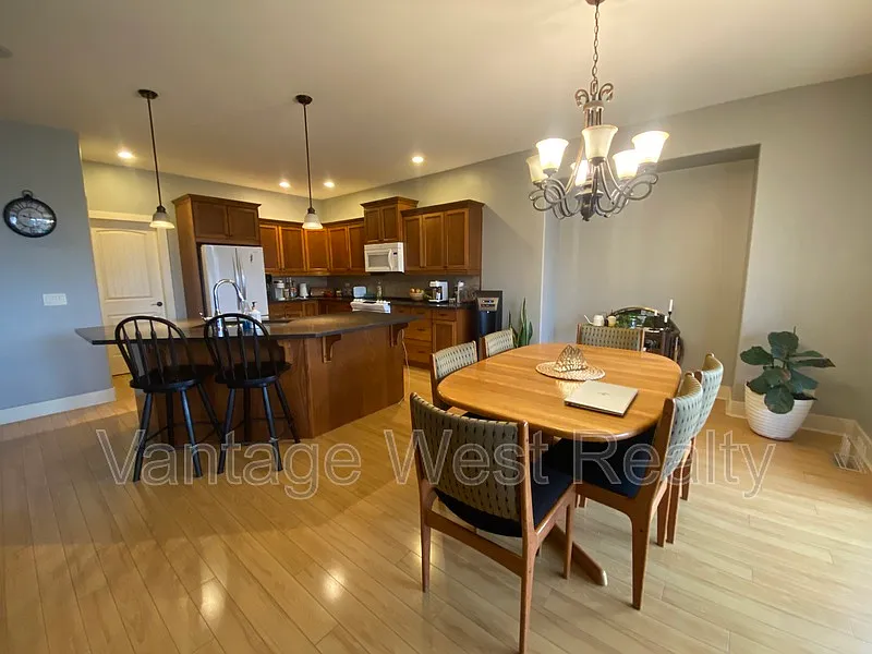 3 bed, 3.0 bath, 2390 sqft, $2,950 — Photo 4